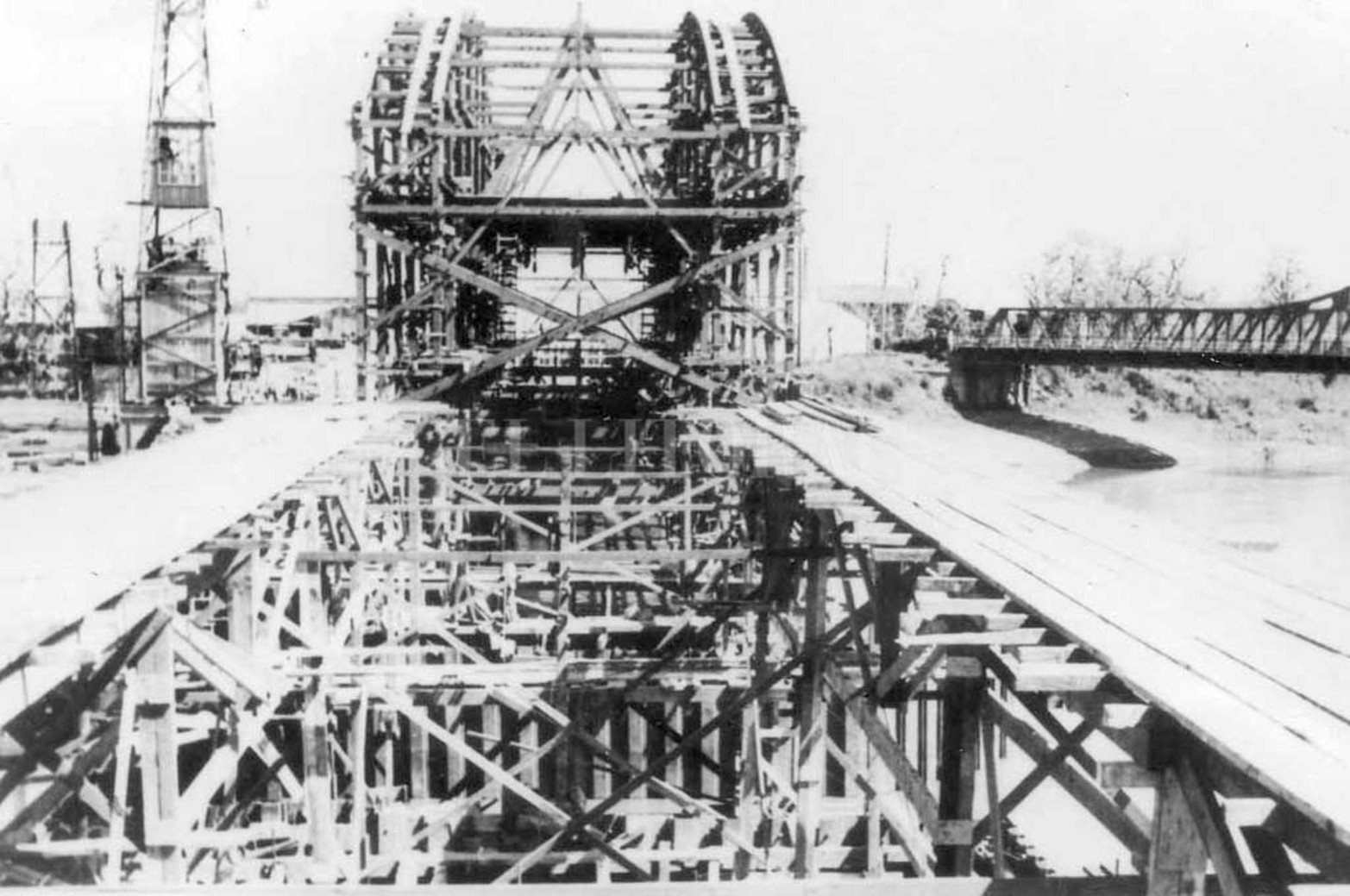 Etapa inicial y Etapa inicial 2. Durante su desarrollo, el puente se integró específicamente por 58 tramos de viga "Gerber, de 10 metros cada una y dos arcos parabólicos atirantados de 80 metros de luz cada uno. Una de estas estructuras se ubica sobre el río Salado y el otro sobre El Vado. Son soportadas por dos cilindros de 24 metros de profundidad, con paredes de hormigón armado de 60 centímetros de espesor.