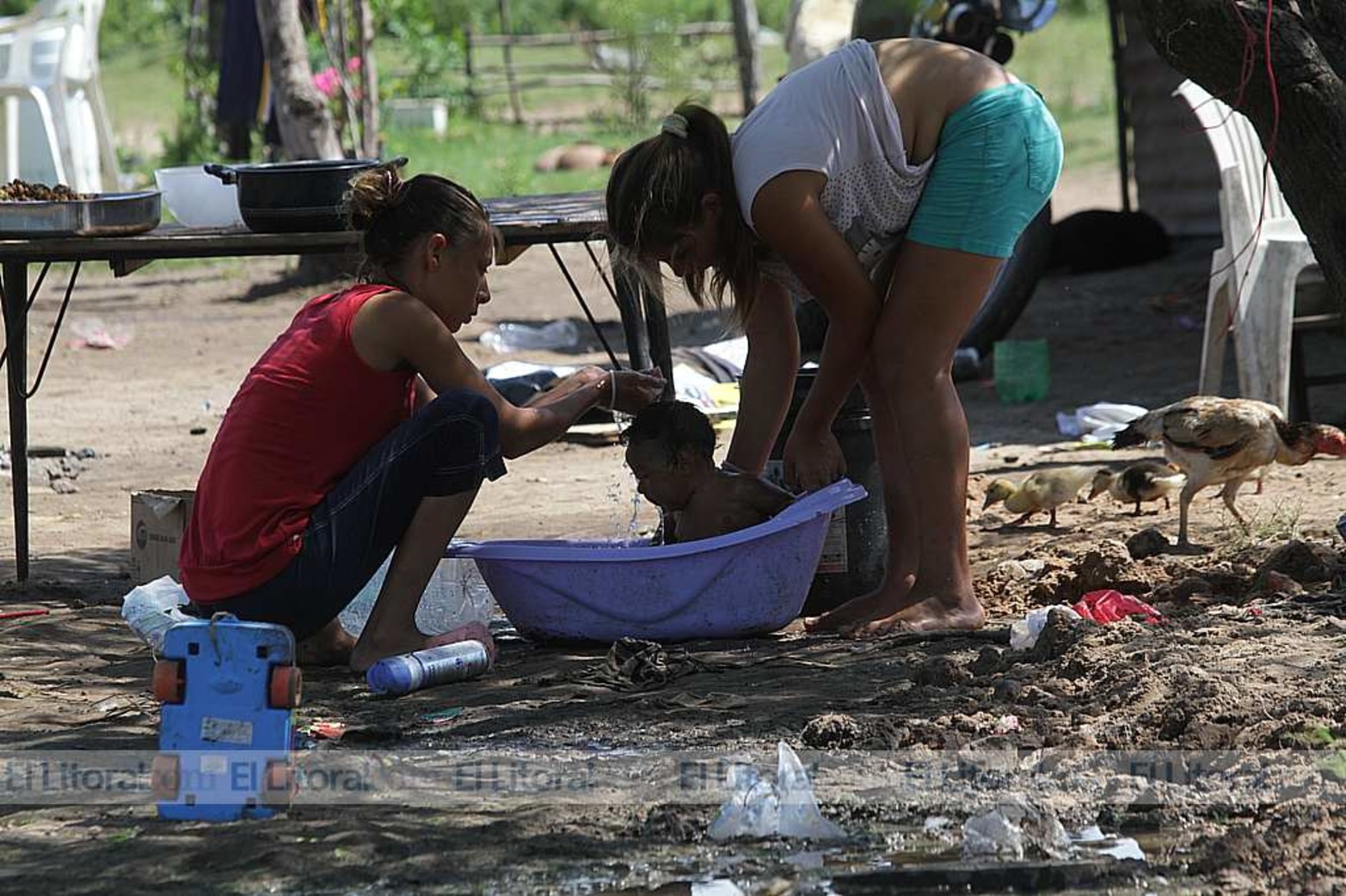 Vida cotidiana en Colastiné Norte. Viviendas ubicadas pegada a las defensa sufren los efectos de la filtración. Es un lugar no habitable.