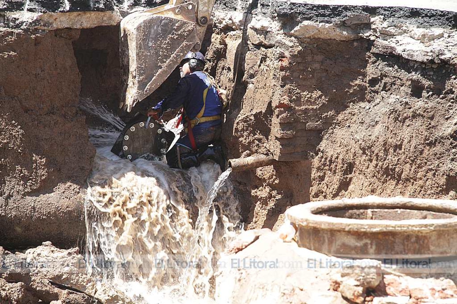 Momentos difíciles. A pocas horas de haberse roto el caño Assa debió tapar caños con mucha presión de agua