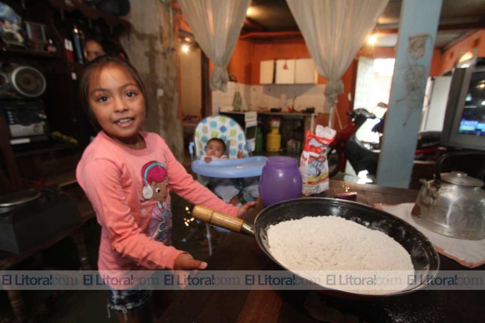 Barrio Centenario esquina de Nicolás Rodríguez Peña y Colón. Vecinos argumentan que con la construcción de la casa bomba Nº 0 el agua no corre hacía barrio Chalet.