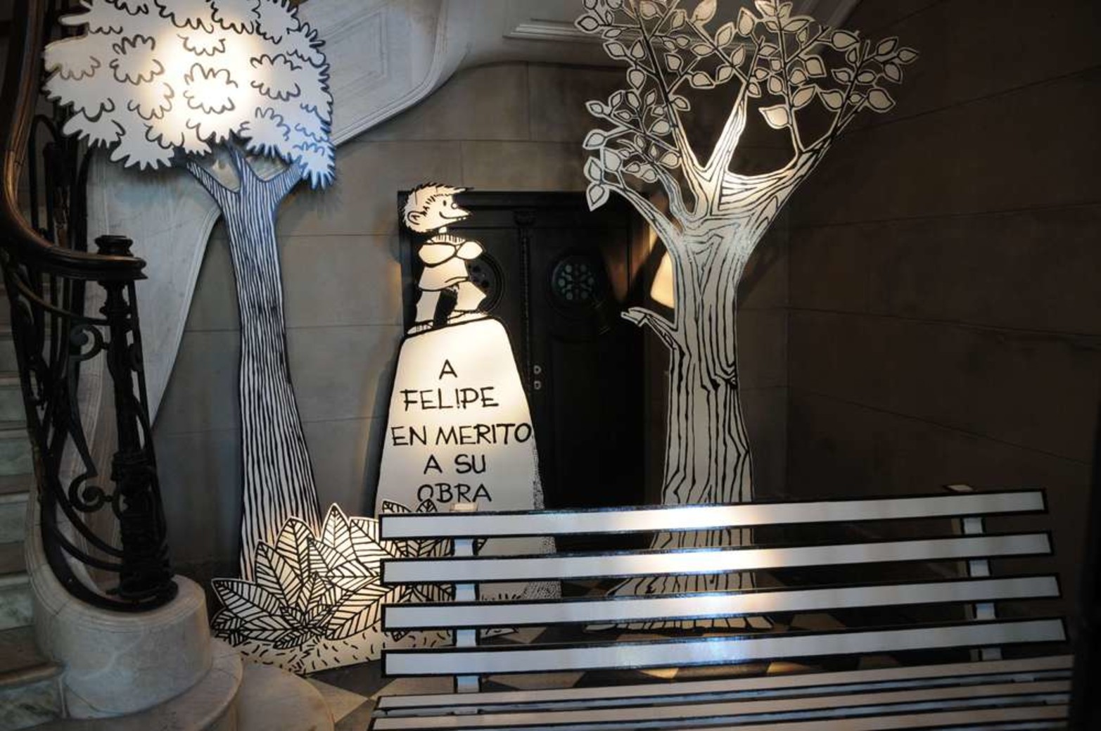 La muestra aborda el personaje de Quino, su familia y sus amigos a través de una serie de actividades y ambientaciones.