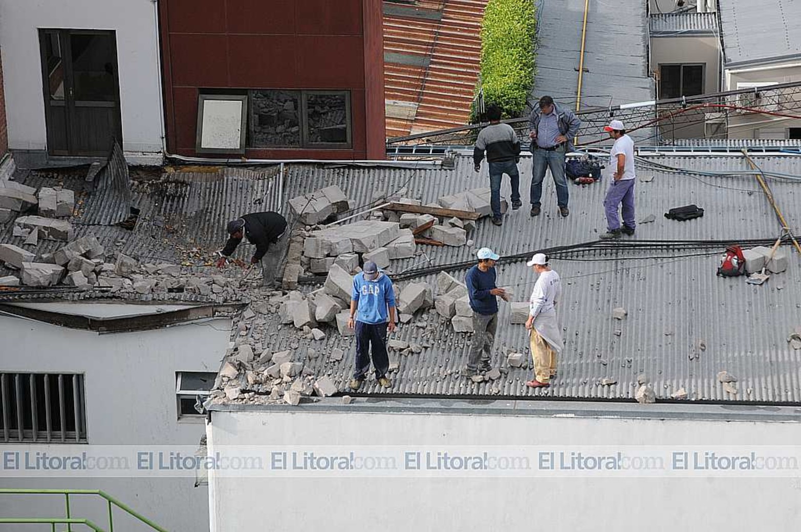 En un sanatorio privado de la ciudad cayó parte de una pared de una obra de ampliación
