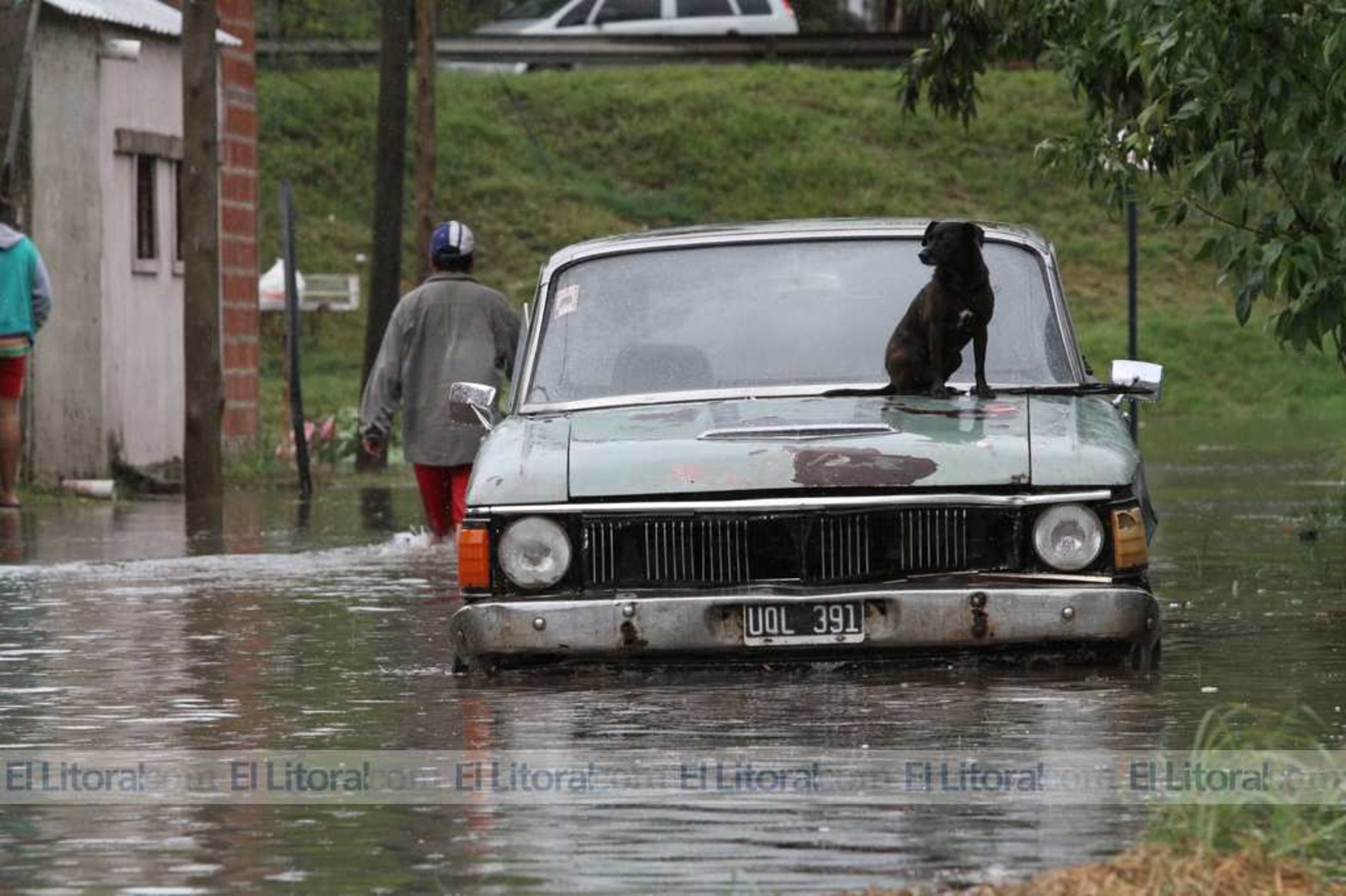 Barrio Chalet, desde la vecinal denunciaron que a las 9.50 recién prendieron la casa bomba Nº1.