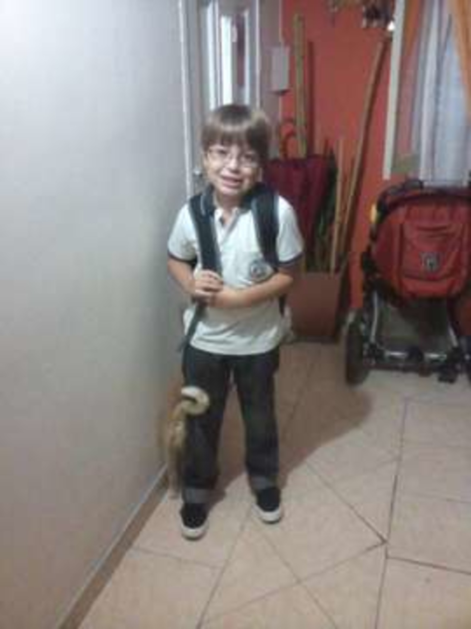 Tomás en su primer día de 4to, escuela "San Roque".