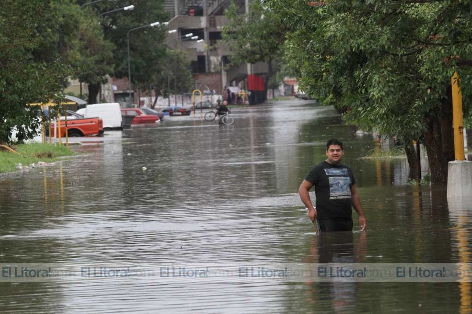 Barrio Centenario, calle Nicolás Rodríguez Peña vecinos intenta abrir los desagues. Vecinos argumentan que con la construcción de la casa bomba Nº 0 el agua no corre hacía barrio Chalet.