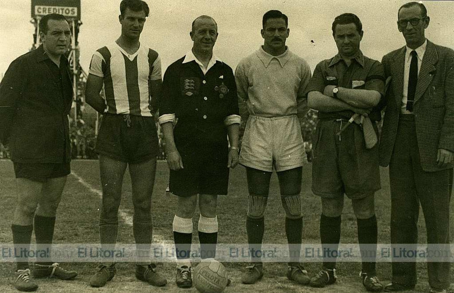 Cuando dirigió un inglés. Muchos se sorprenderán de lo que pasó, pero pasó. En la década del 50 se produjo un serio conflicto con los árbitros argentinos y fueron contratados los ingleses. Así fue que un tal Hartles dirigió un clásico de 1952. En la foto, el inglés con Brattina y Tenuta, los capitanes de Unión y Colón.