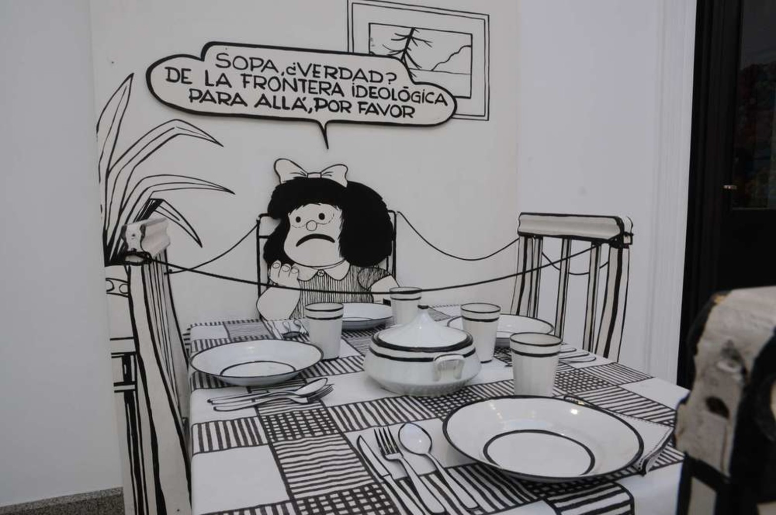 La muestra aborda el personaje de Quino, su familia y sus amigos a través de una serie de actividades y ambientaciones.