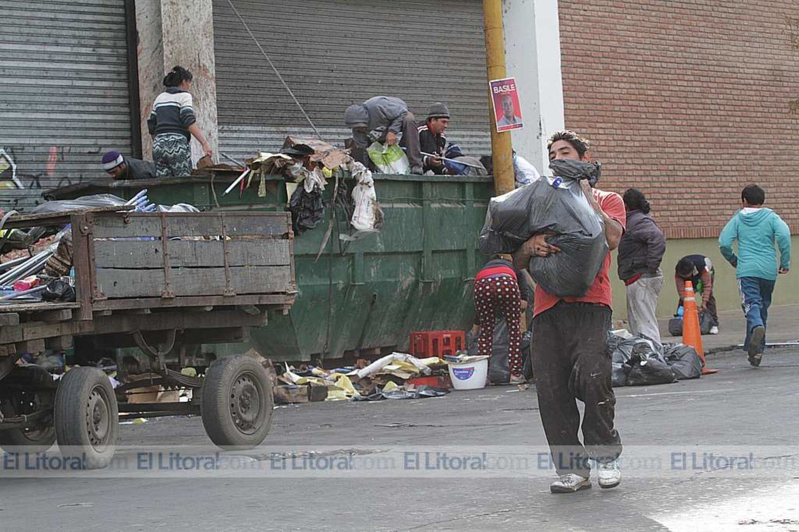 Familias ingresaron a un contenedor donde la empresa Coto tiró mercadería afectada por el incendio que la firma sufrió días atrás.