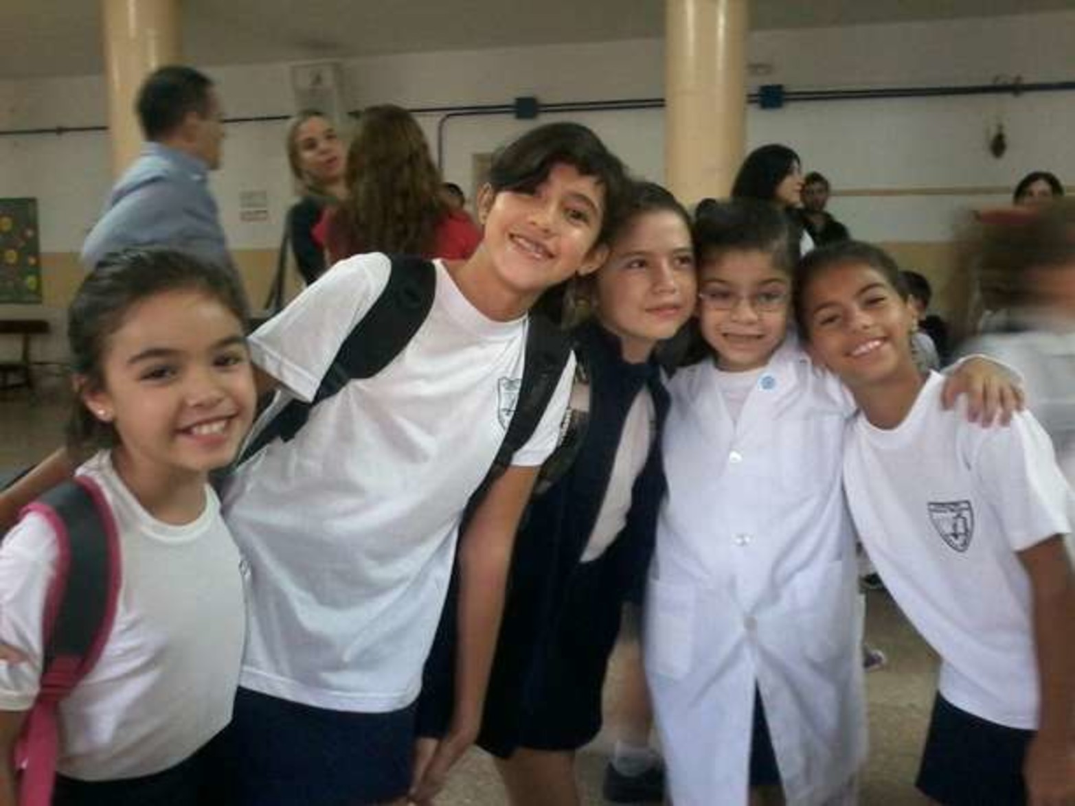 Buen dia! Envio foto del primer dia de clases. Chicas de 5to Grado Escuela Mariano Moreno. Turno Mañana. Vicky, Ludmi, Coty, Giana y Ceci.