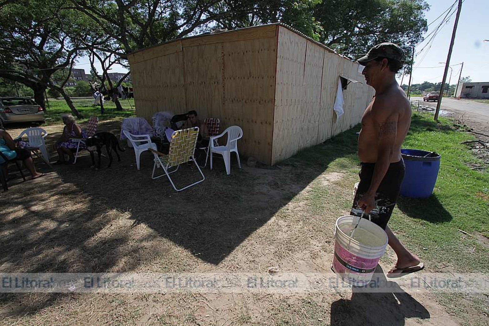 El agua potable en baldes. Cada modulo se tiene que proveer su agua.