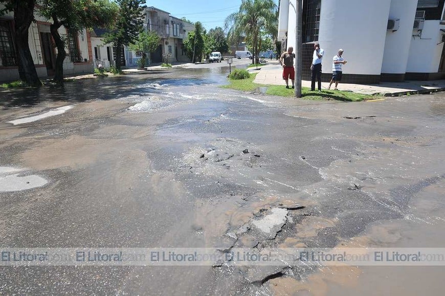 Caño roto en Junin y Belgrano