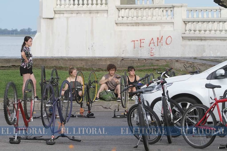 Manifestación en la Costanera por una ciclista embestida por un auto