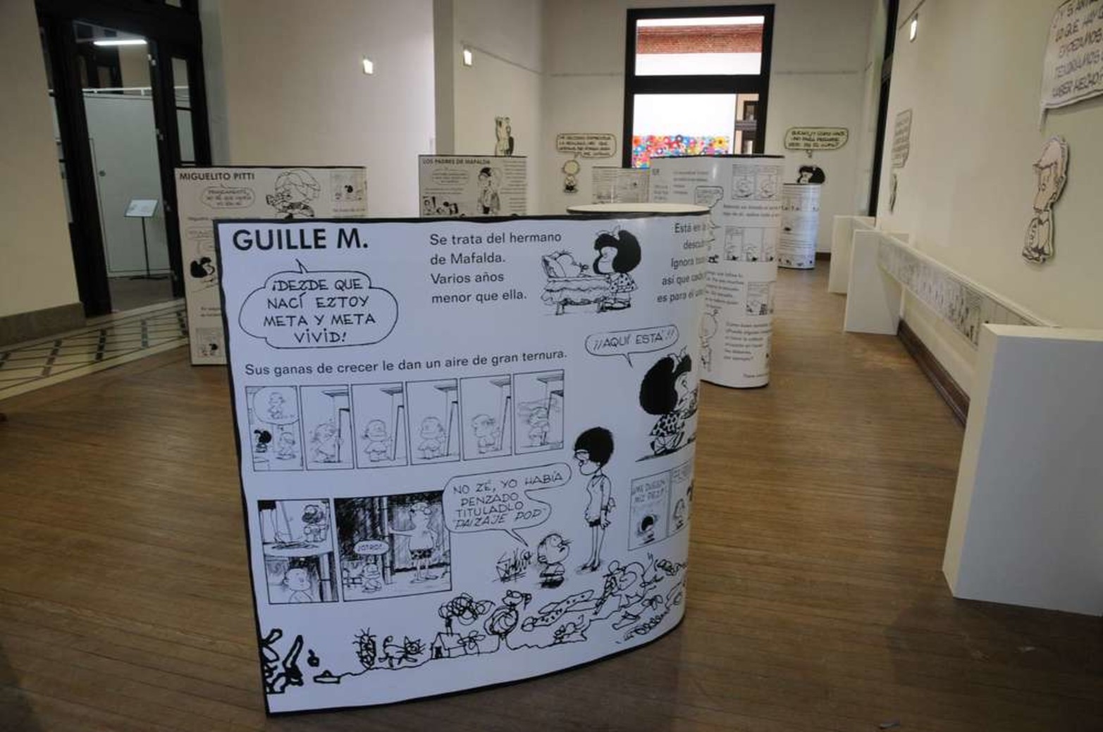 La muestra aborda el personaje de Quino, su familia y sus amigos a través de una serie de actividades y ambientaciones.