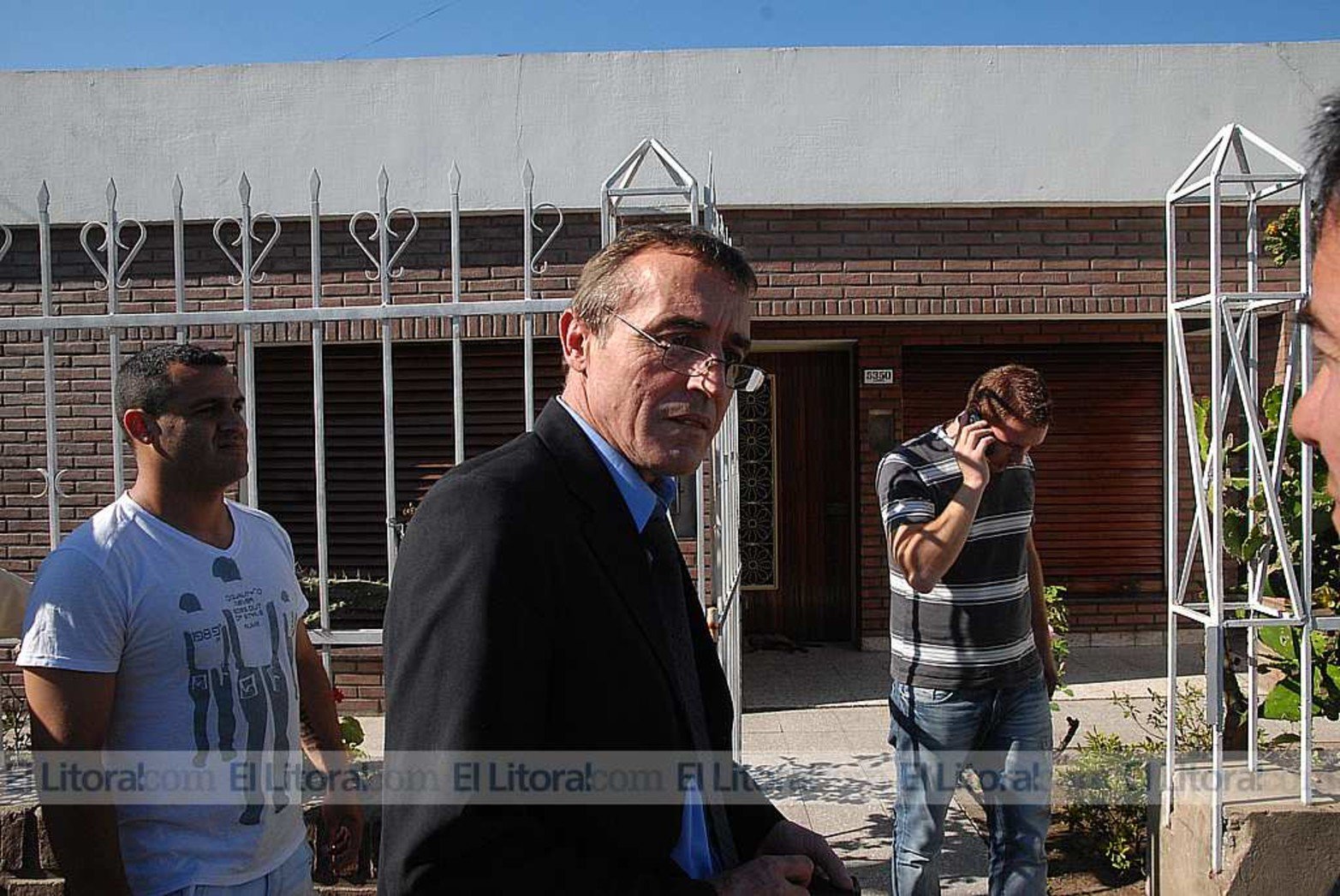 05 de noviembre de 2012. A horas de recuperar la libertad luego de estar quince días preso el ex comisiario Hugo Tognoli se reencontró con sus hijos en la puerta de su casa. Había dicho "me encontraron y me imputaron mas propiedades que el aloe vera"