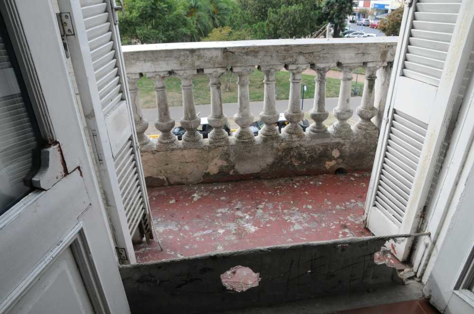 Recorrida por la escuela Bustos. Esperan que lleguen las refacciones