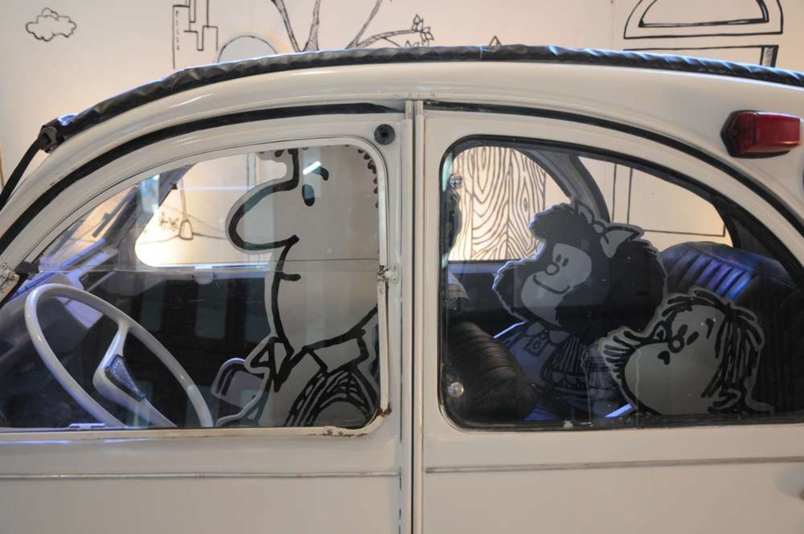 La muestra aborda el personaje de Quino, su familia y sus amigos a través de una serie de actividades y ambientaciones.