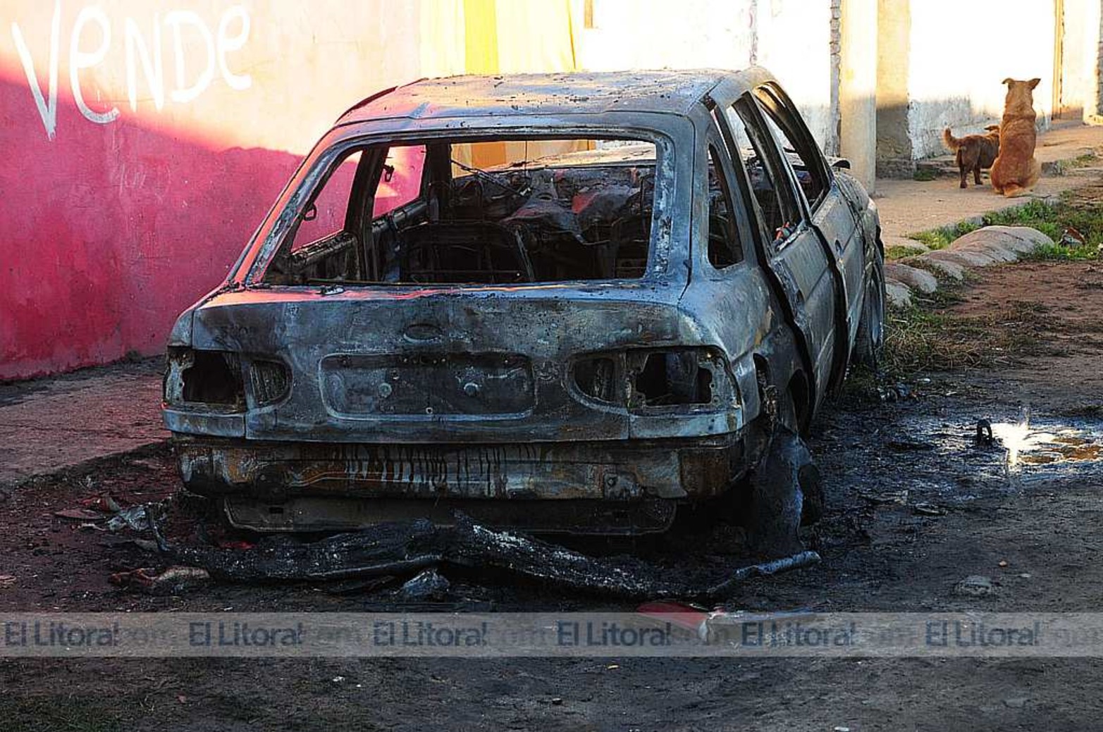 Ford Escort incendiado en la vía pública