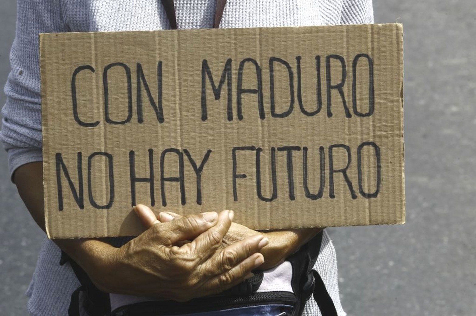 Manifestantes venezolanos protestan contra el deterioro de los servicios públicos como consecuencia de la crisis económica que asola al país.