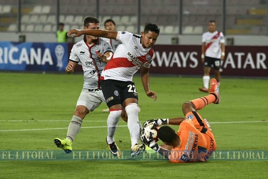 Colón goleó a Deportivo Municipal en Perú
