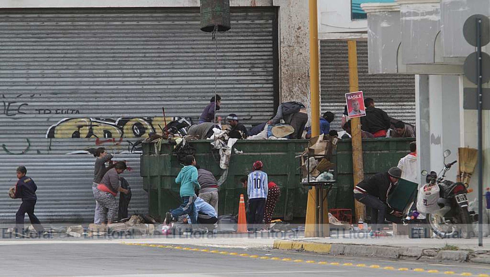 Familias ingresaron a un contenedor donde la empresa Coto tiró mercadería afectada por el incendio que la firma sufrió días atrás.