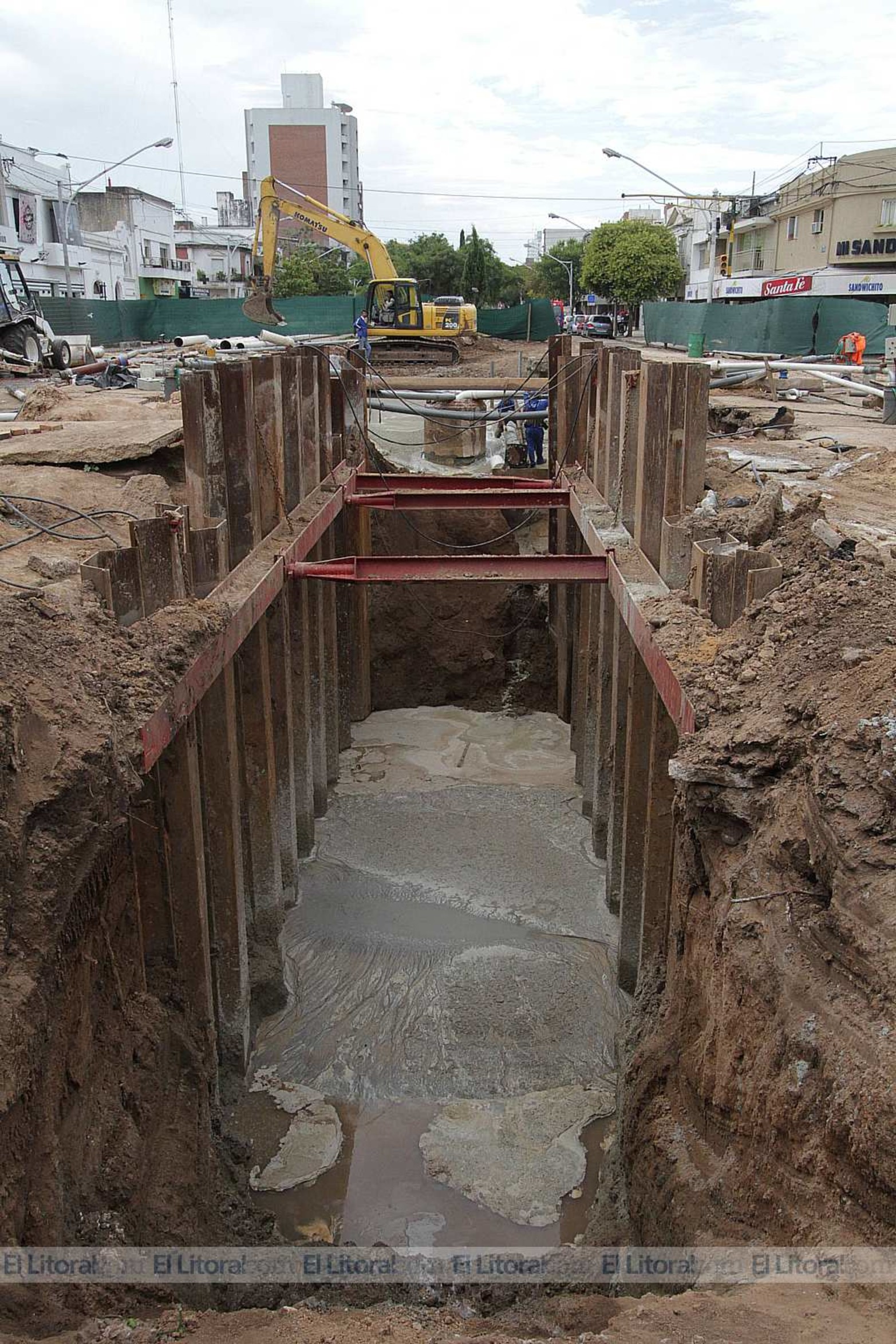 Segunda etapa del socavón. Por Pellegrini entre Urquiza y 4 de Enero, Agua Santafesina debió hacer un segundo bay pass sobre la cloaca madre
