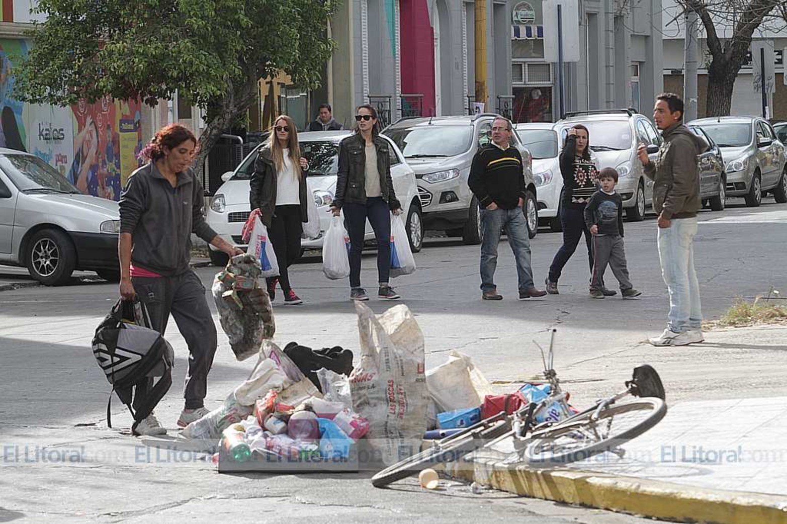 Familias ingresaron a un contenedor donde la empresa Coto tiró mercadería afectada por el incendio que la firma sufrió días atrás.
