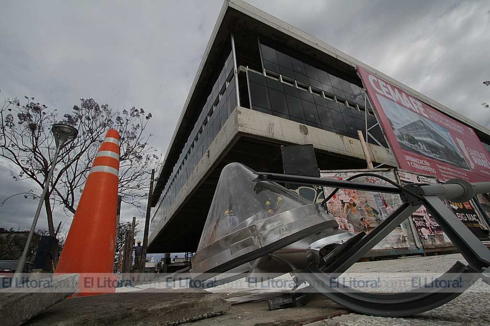 En la obra del CEMAFE carteles de publicidad derribaron una columna de luz