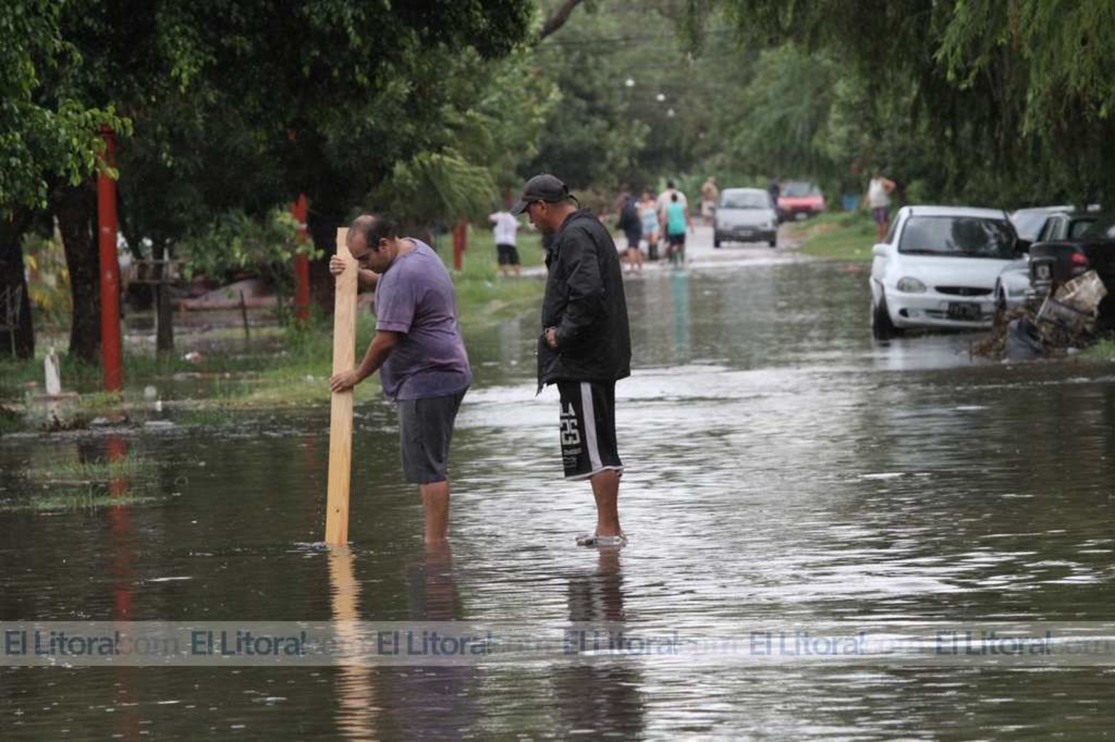 Barrio Chalet, desde la vecinal denunciaron que a las 9.50 recién prendieron la casa bomba Nº1.