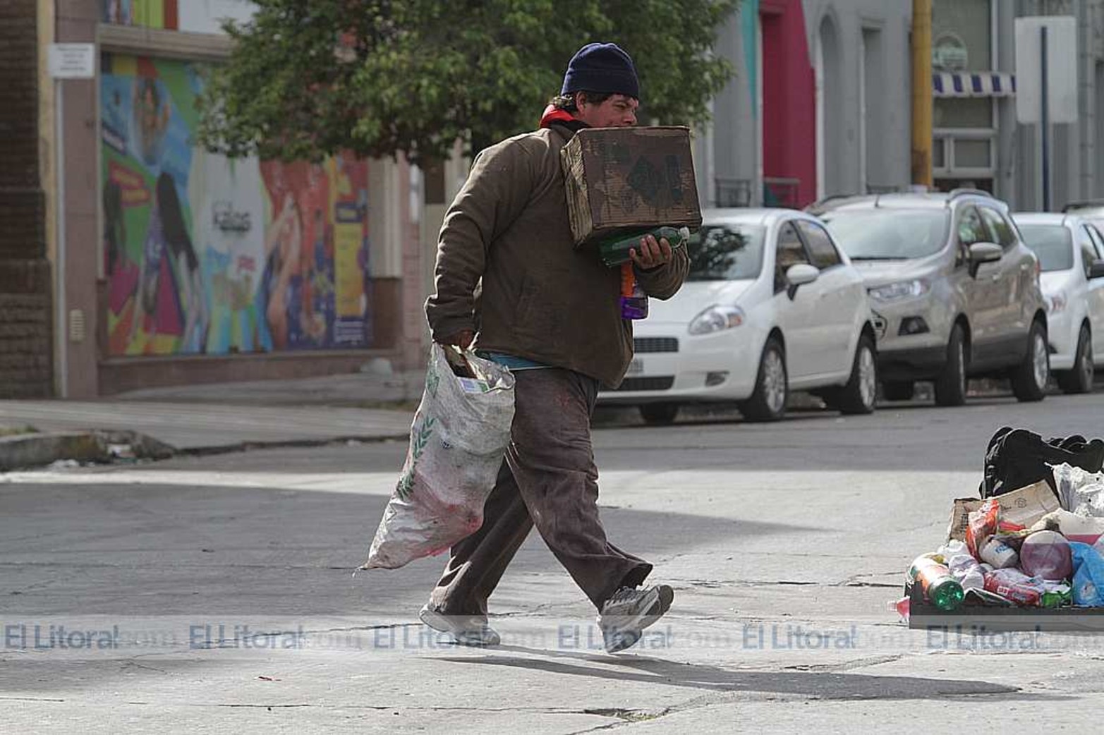 Familias ingresaron a un contenedor donde la empresa Coto tiró mercadería afectada por el incendio que la firma sufrió días atrás.