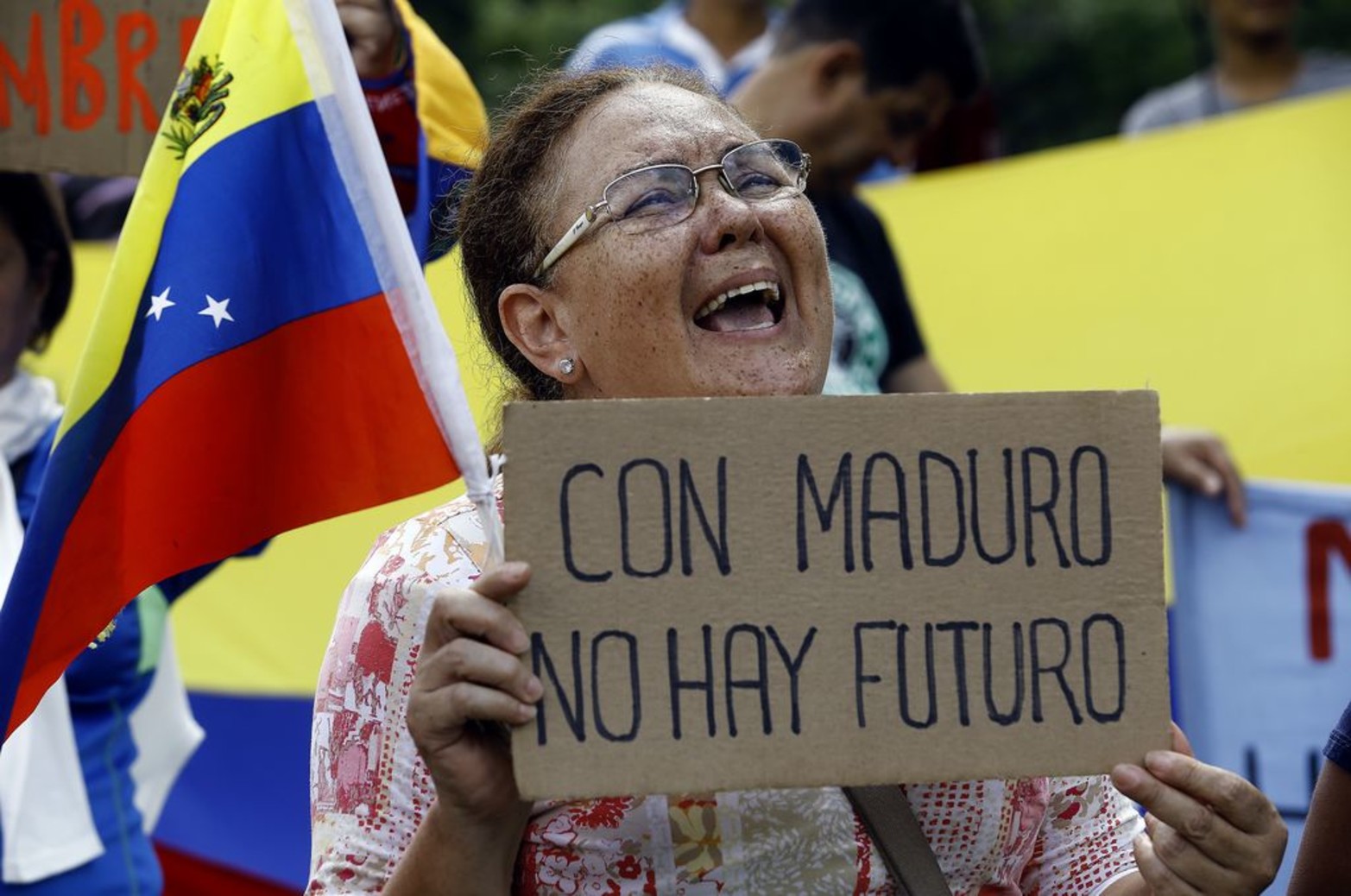 Manifestantes venezolanos protestan contra el deterioro de los servicios públicos como consecuencia de la crisis económica que asola al país.