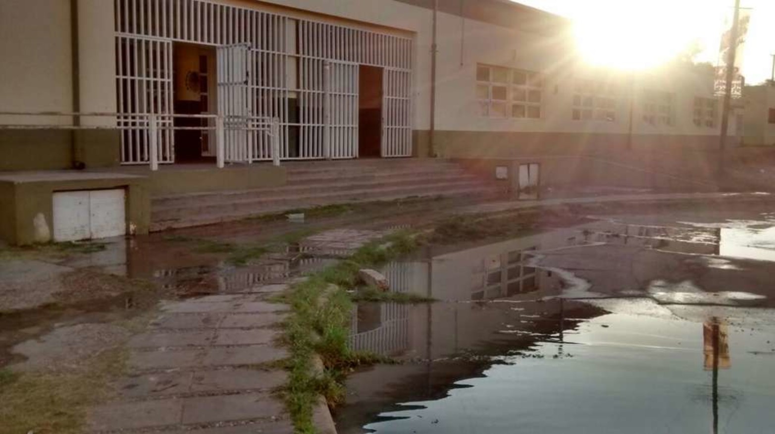 Aguas servidas en la vía pública generaron inconvenientes a la salida de la escuela "Simón Bolivar"