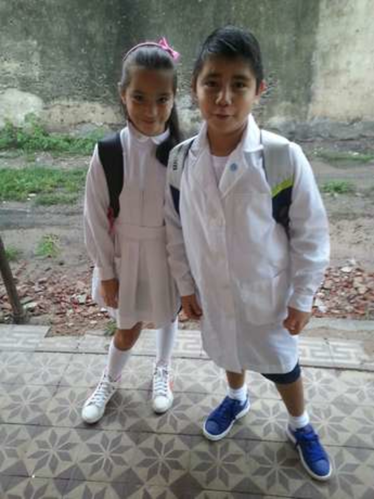 Mis hijos empezando la escuela. El 1er año de mañana. Re entusiamado ellos, lástima que la escuela no dictará clases por estar sucia.