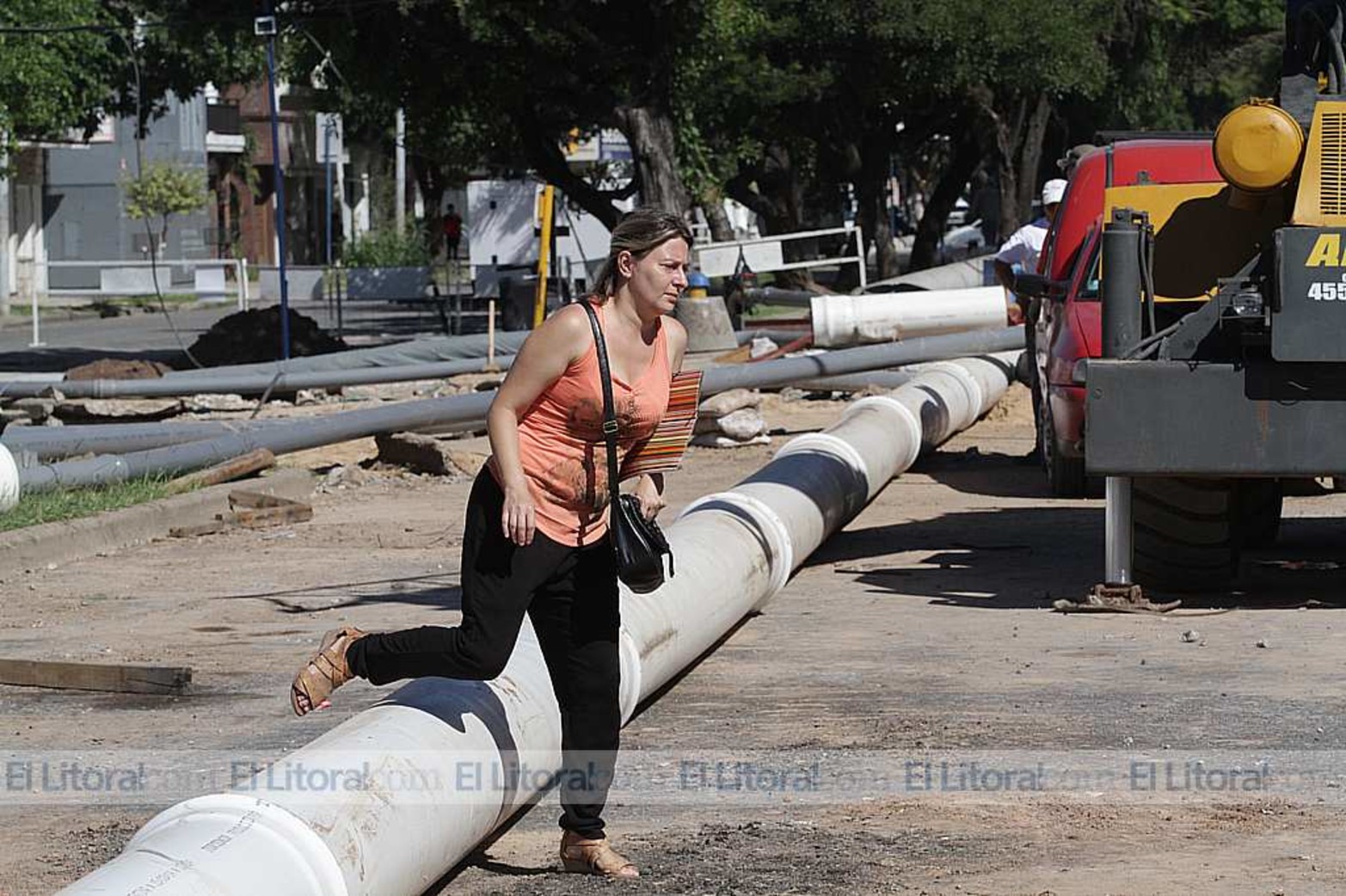 Baipas aéreo por dos. Por un lado se debió colocar 200 metros de caños con bombas que trasladaban los fluidos cloacales de calle Francia hasta 4 de Enero cuando se trabajó a la madrugada. Y por el otro colocaron bombas para bajar la presión de las napas de agua para que no se inunde la zona de trabajo.