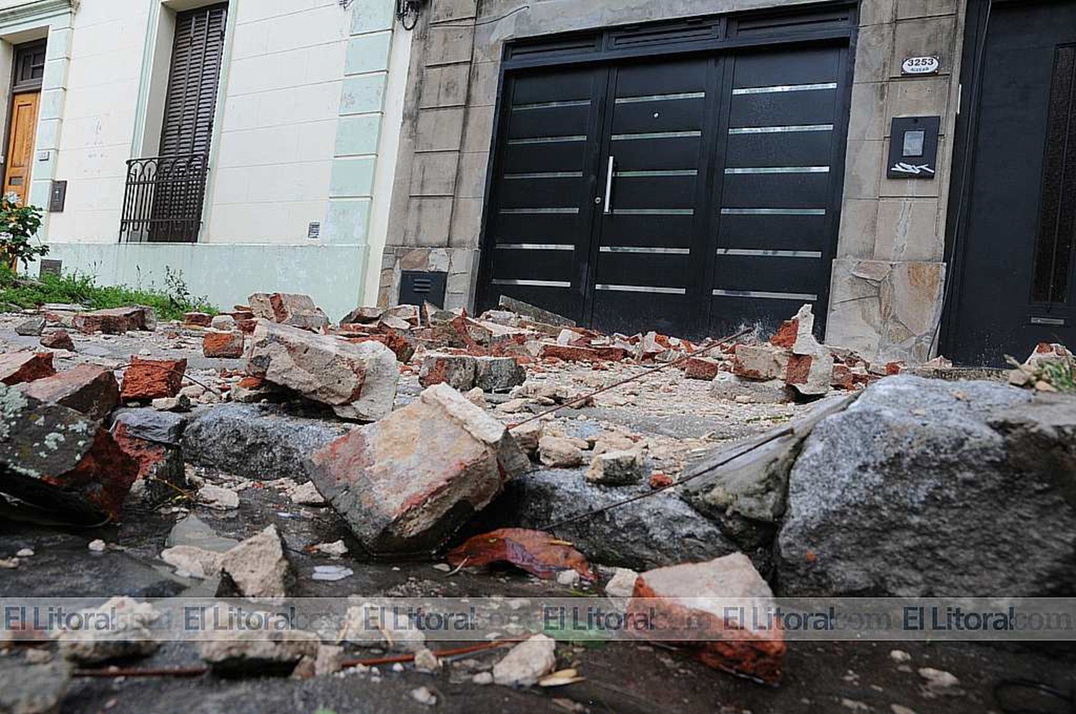 En Alvear 3200 cayó una mampostería a la vereda y cortó cables.