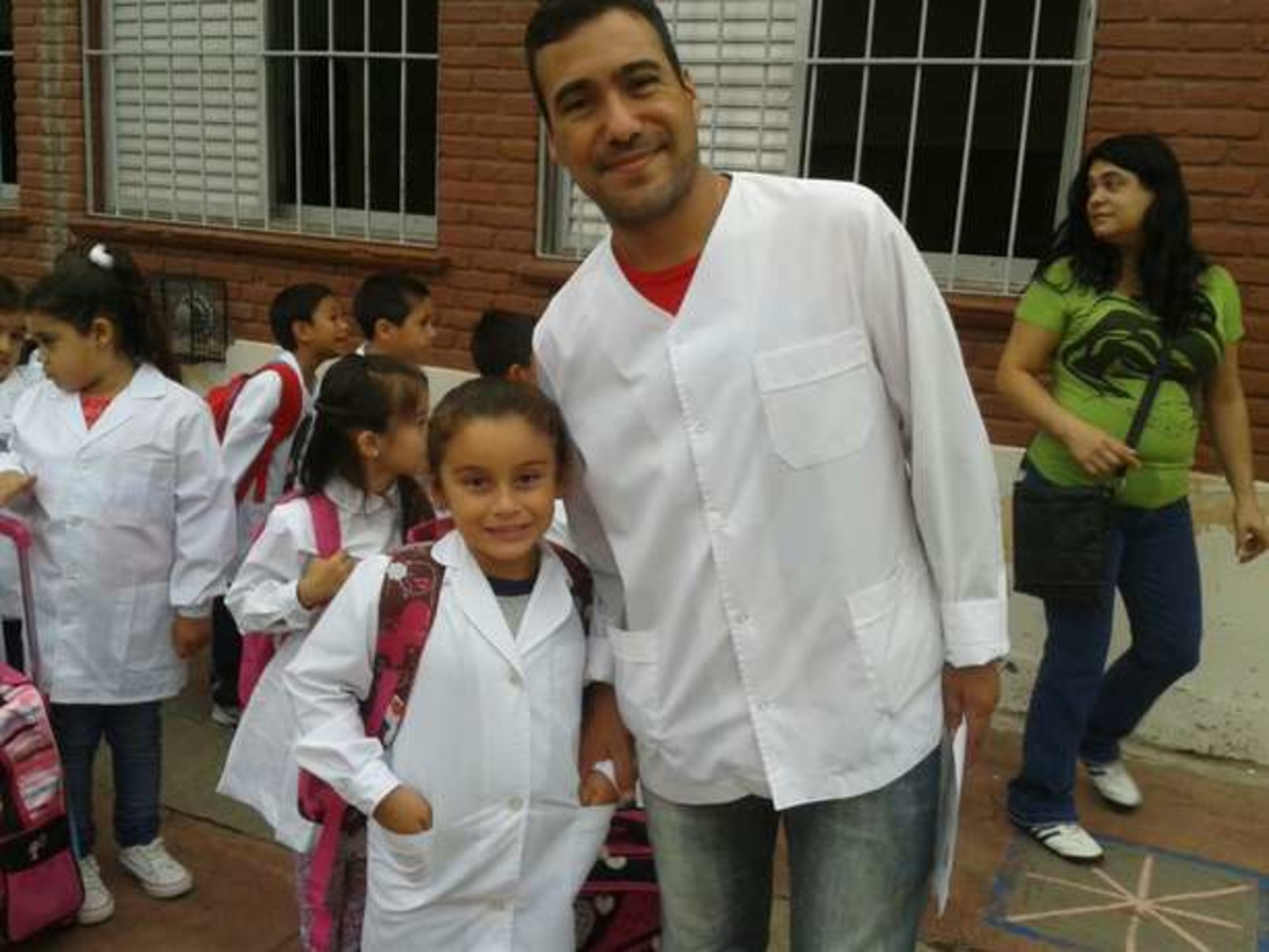 HIARA JUNTO A SU PROFESOR ALVARO.ELLA COMIENZA PRIMER GRADO.ESC 140 SANTOTO.