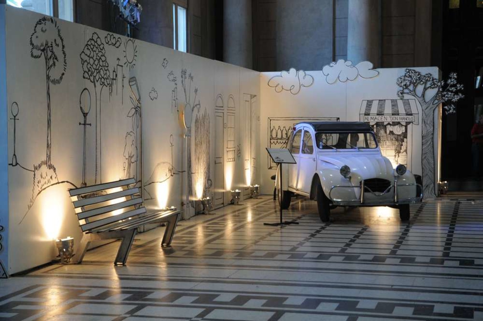 La muestra aborda el personaje de Quino, su familia y sus amigos a través de una serie de actividades y ambientaciones.