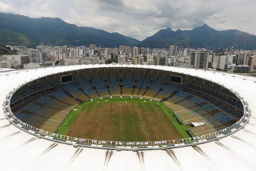 ELLITORAL_GALL_40659 |  Reuters View of the world-famous Maracana Stadium in Rio de Janeiro on January 18, 2017. 
After playing a key role in the 2014 World Cup and 2016 Olympic Games, hosted by Brazil, the iconic Maracana Stadium has fallen into a state of abandon due to a contract dispute, and is closed to tourists. / AFP / VANDERLEI ALMEIDA        (Photo credit should read VANDERLEI ALMEIDA/AFP/Getty Images)