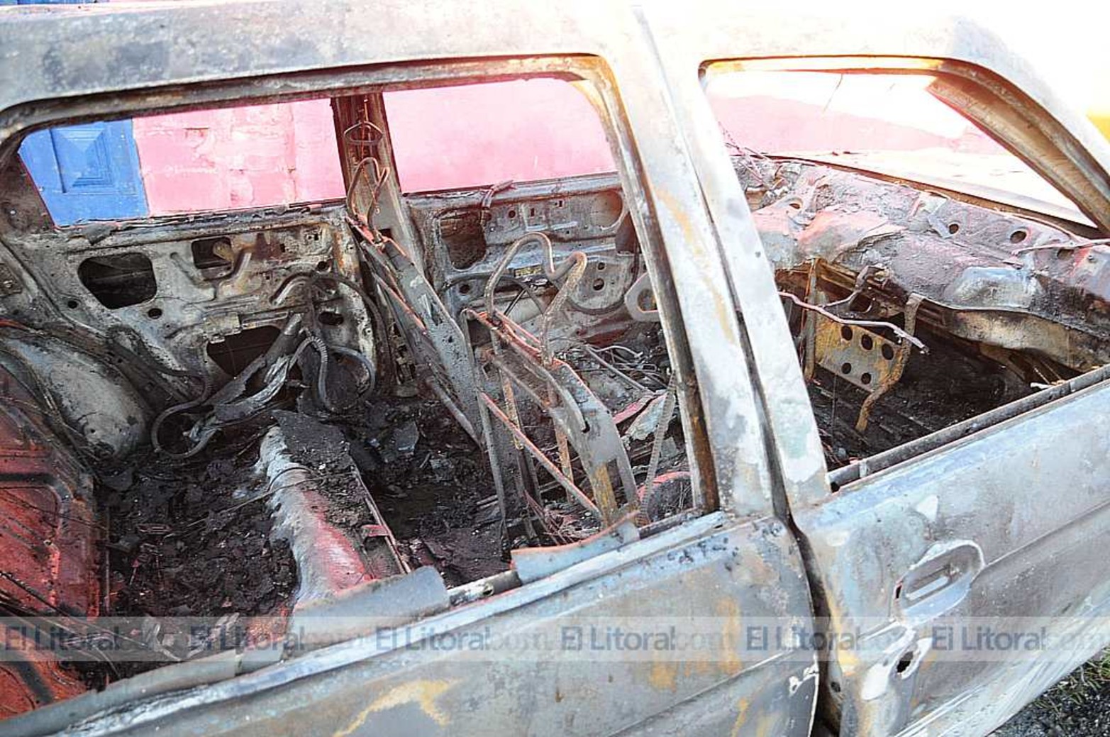Ford Escort incendiado en la vía pública