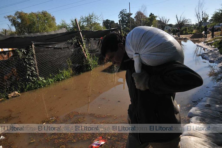 La Crecida  cortó el camino a La Boca y jaquea La Vuelta del Paraguayo