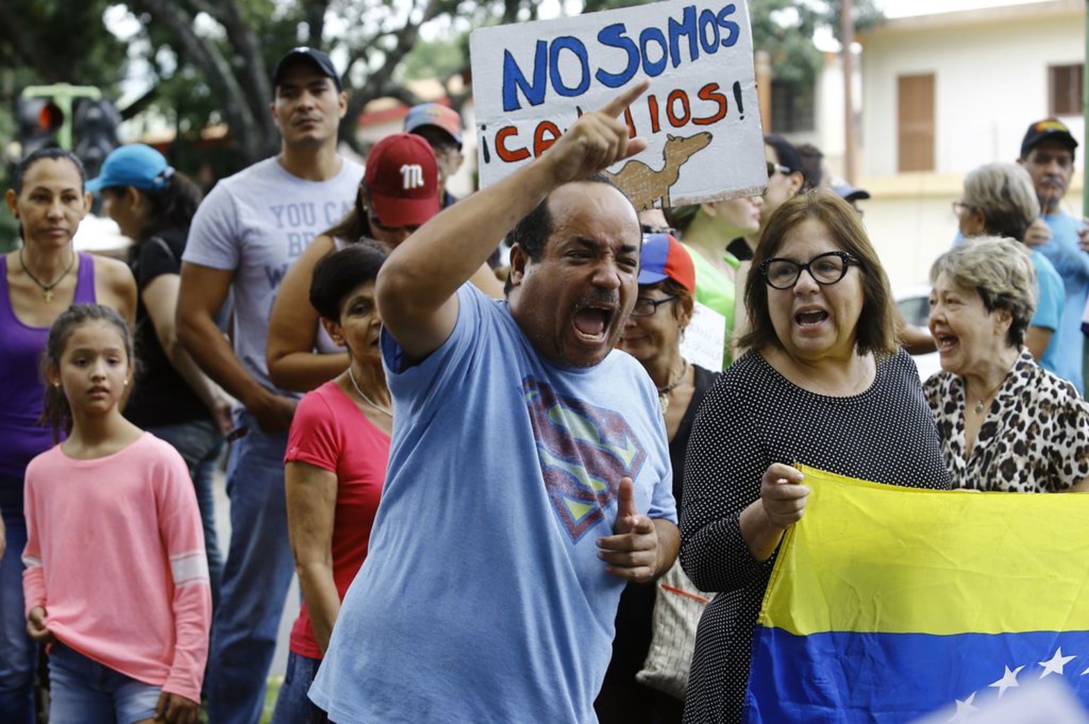 Manifestantes venezolanos protestan contra el deterioro de los servicios públicos como consecuencia de la crisis económica que asola al país.