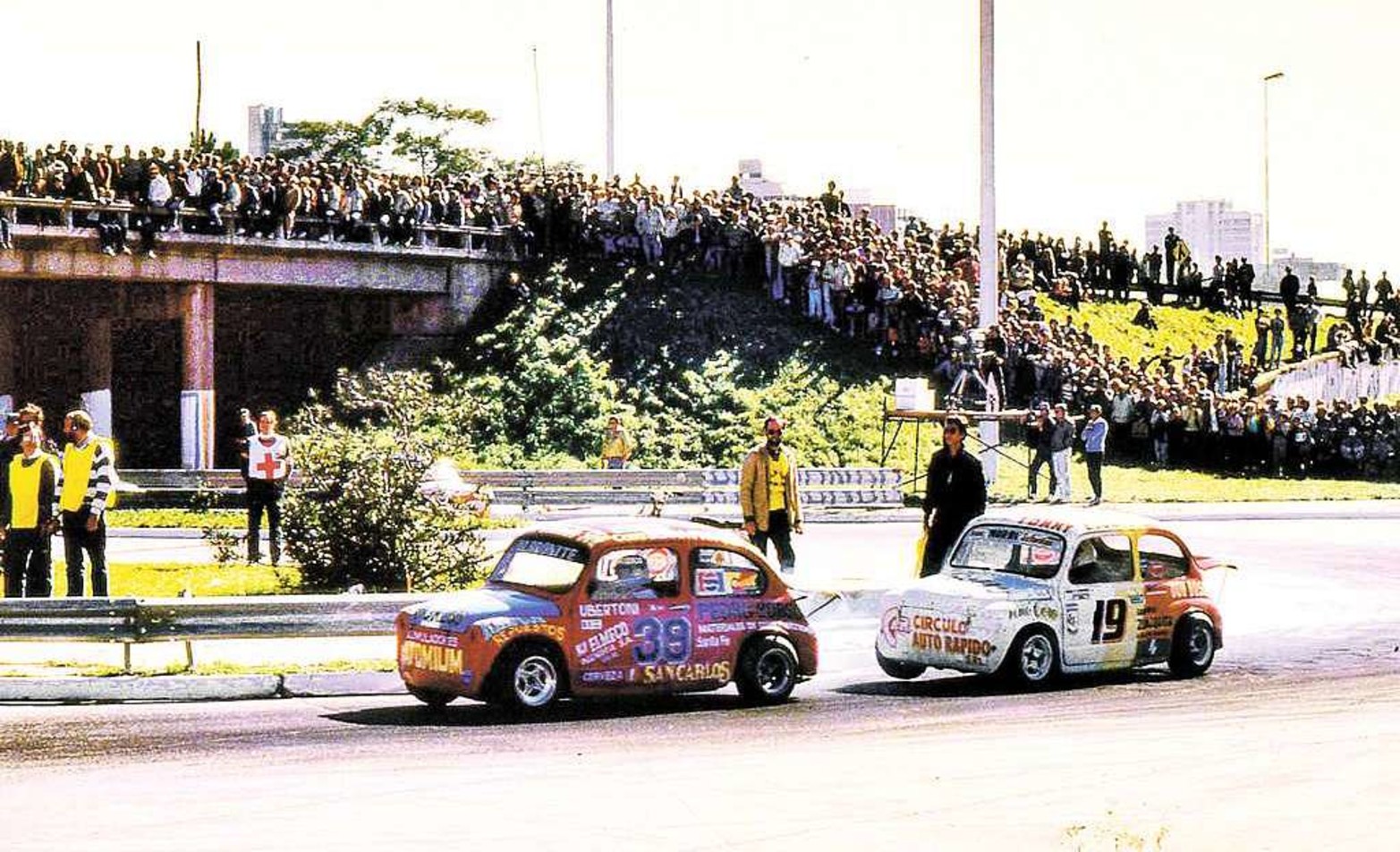 Fiat 600: las "bolitas", aún vigentes, desde siempre ofreciendo un espectáculo muy atractivo.