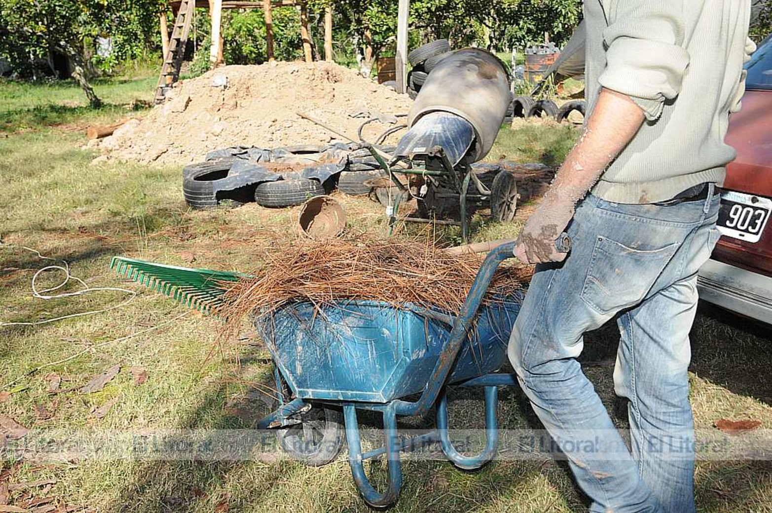 Recolectando la Materia prima para realizar la mezcla.