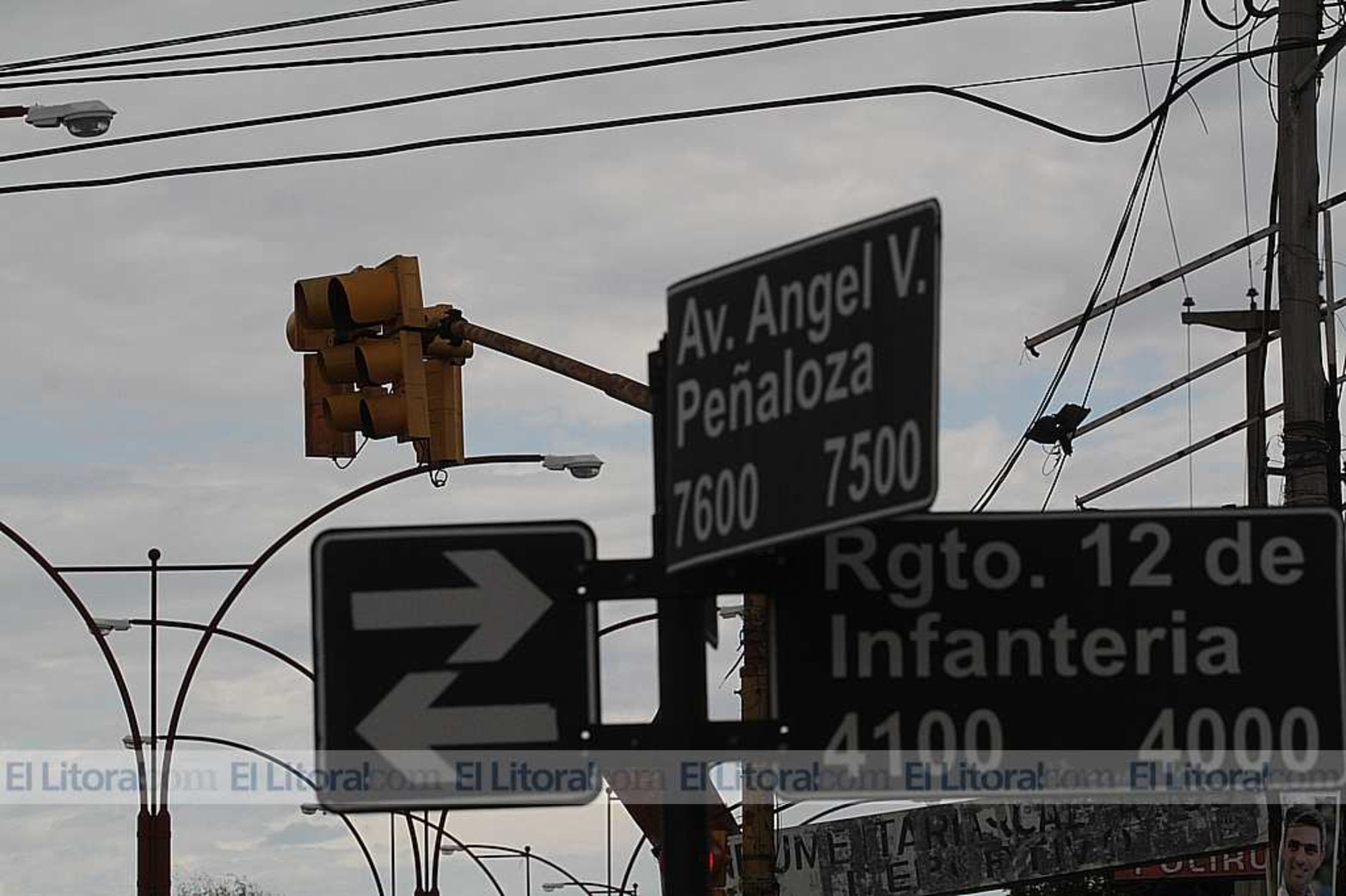 En Peñaloza y 12 de Infantería uno de los semáforo fue dado vuelta por el viento