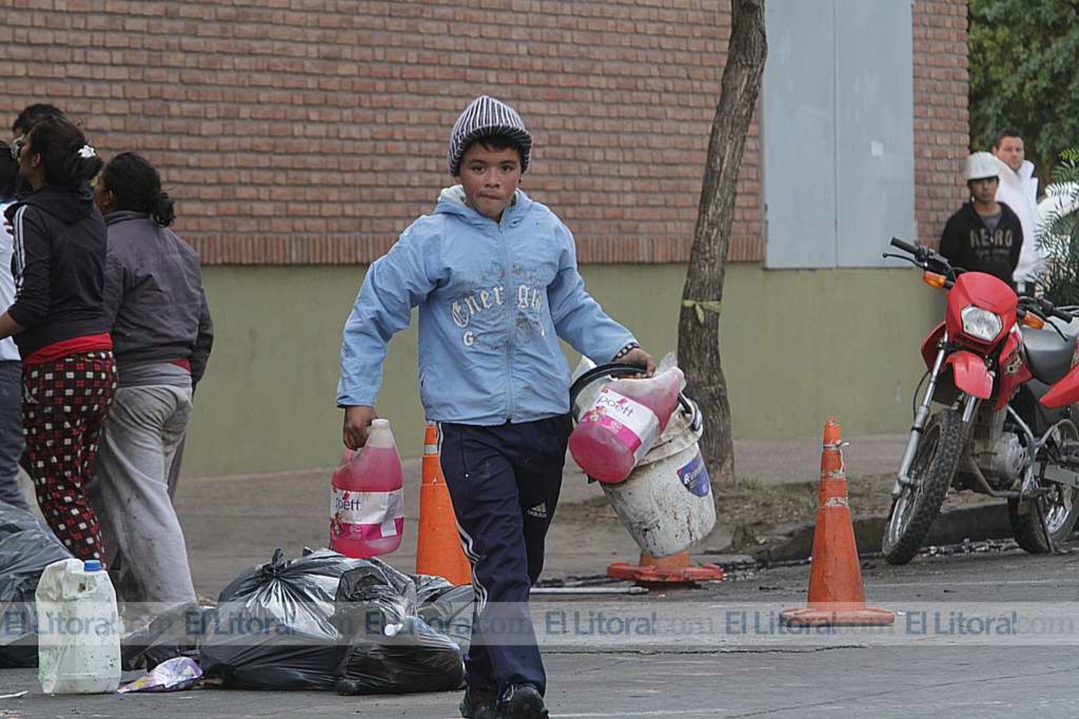 Familias ingresaron a un contenedor donde la empresa Coto tiró mercadería afectada por el incendio que la firma sufrió días atrás.