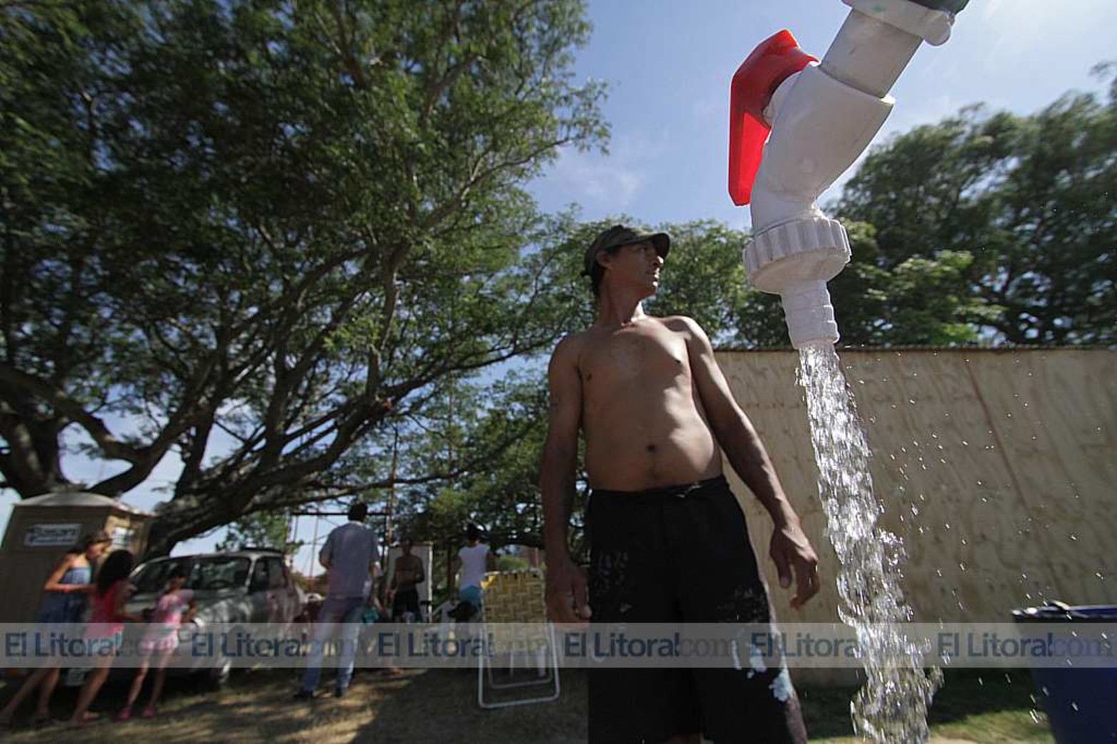 El agua potable. Si bien tienen agua potable, la precariedad de las instalaciones hacen que pierdan y se formen grandes charcos de agua.
