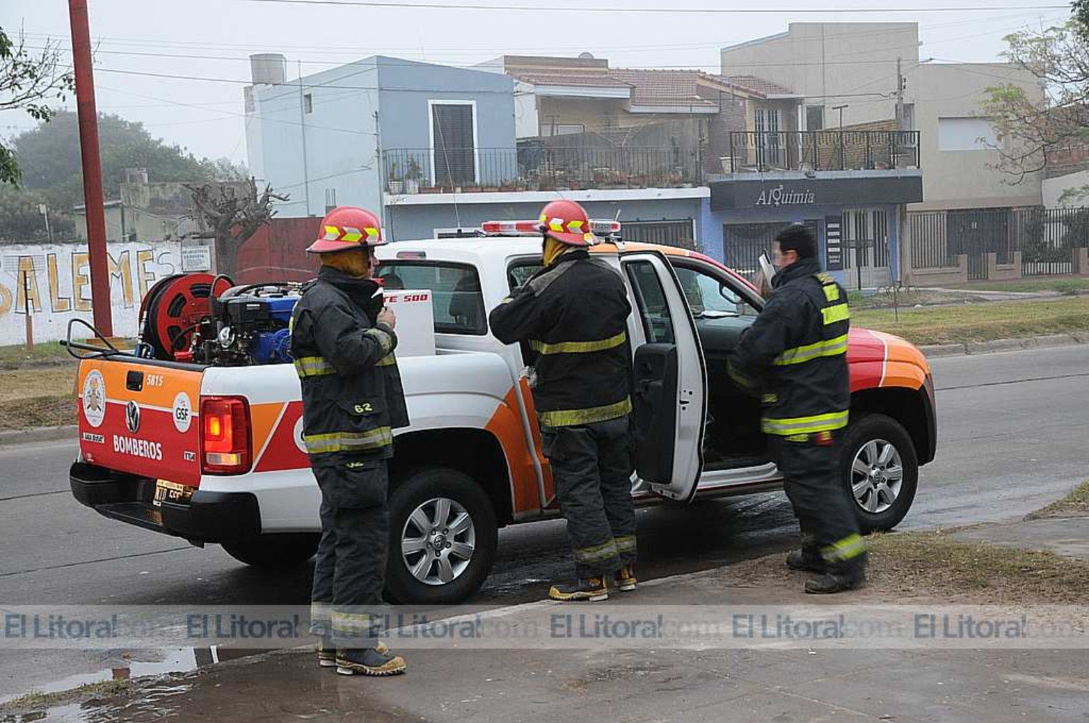 Bomberos realizaron esta mañana una inspección en el taller del astillero para evaluar daños en la estructura
