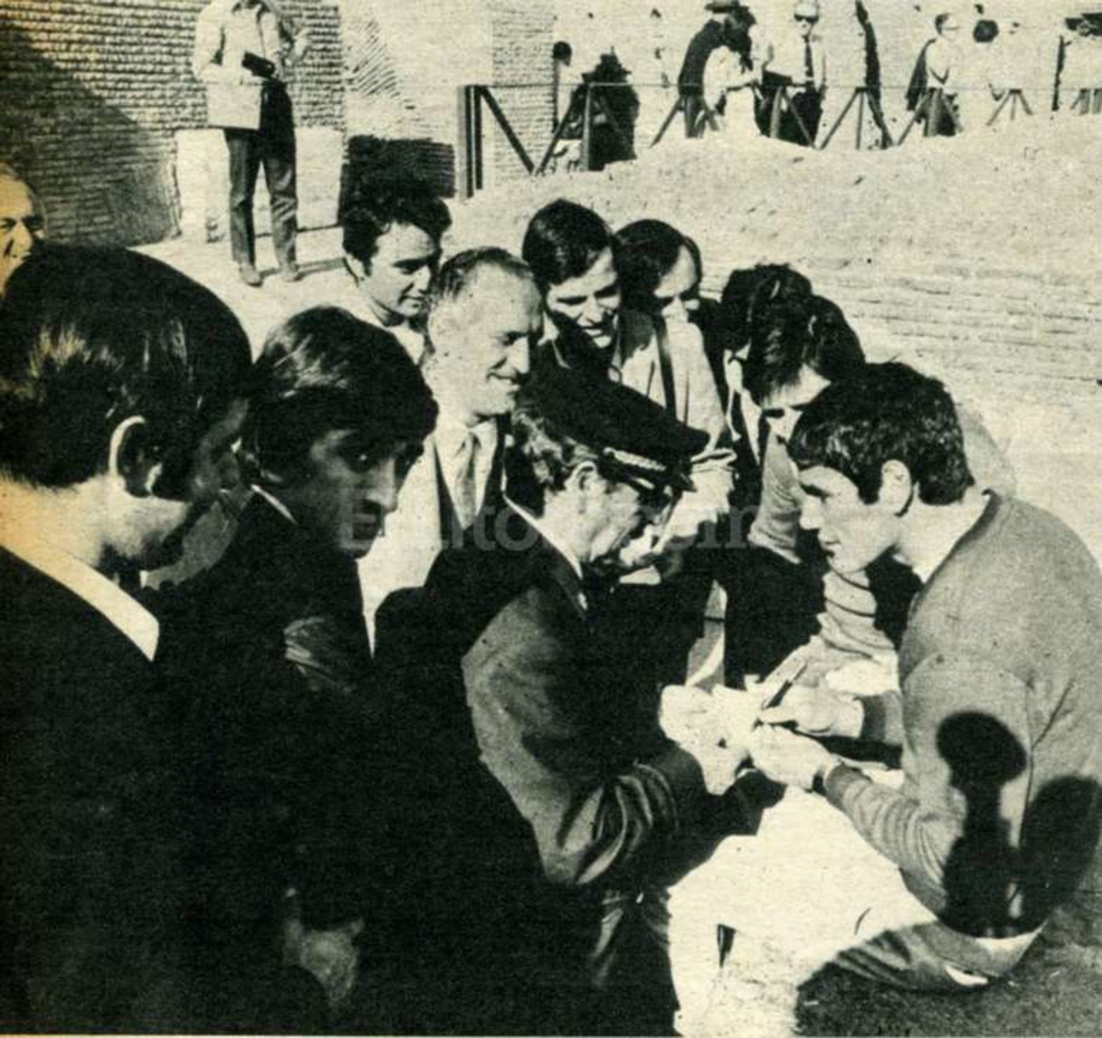 Firmando autógrafos en el Coliseo Romano