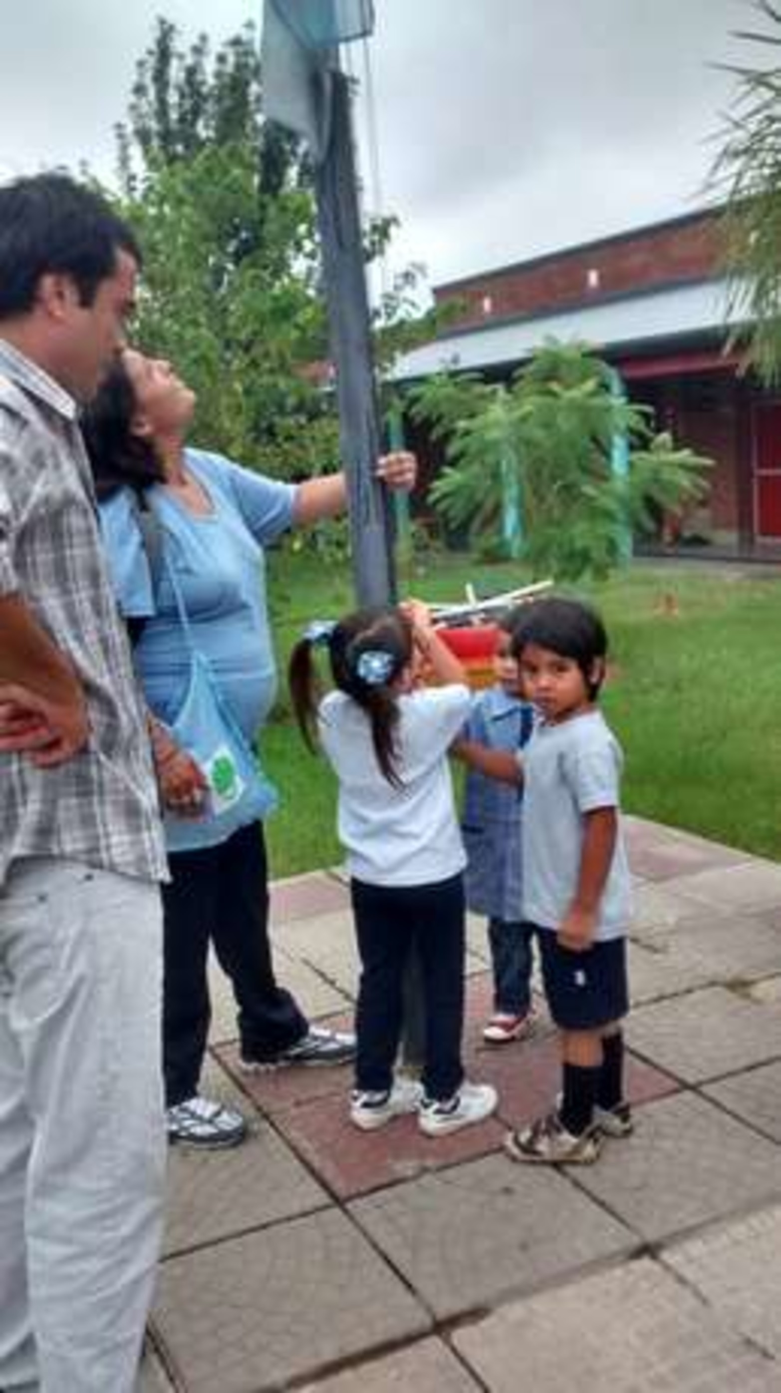 Tomas en su primer día de Jardín, San Jose del Rincón. Izando la bandera