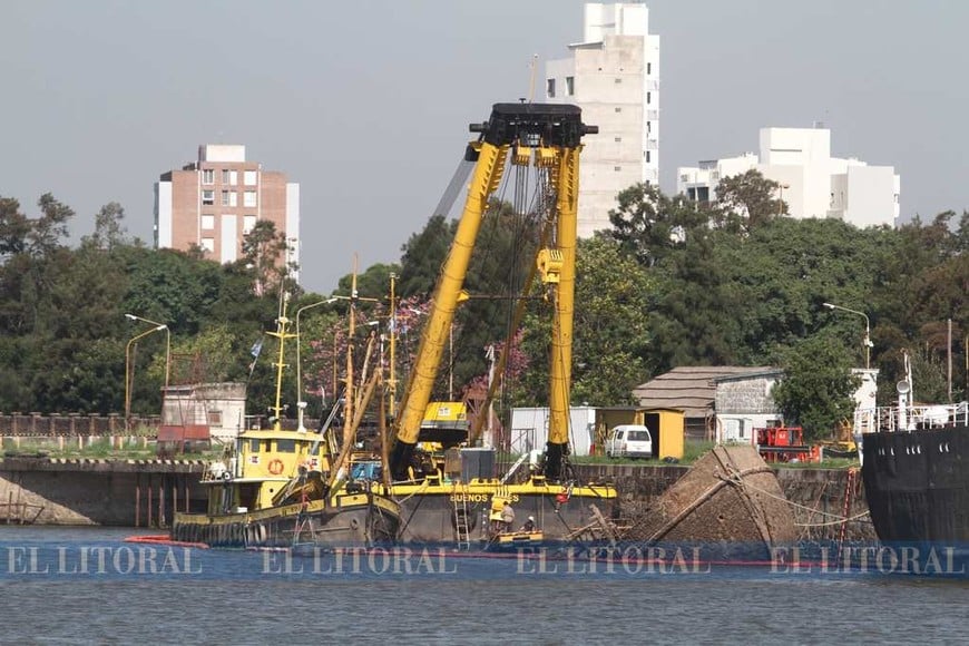 Intentan reflotar un barco hundido en el Dique I