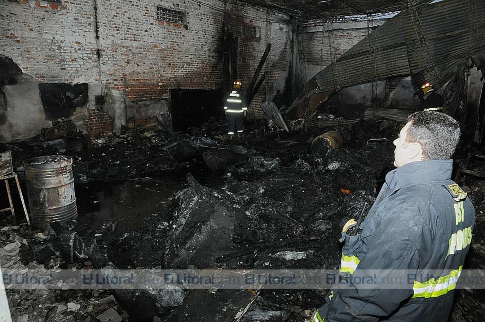 Bomberos realizaron esta mañana una inspección en el taller del astillero para evaluar daños en la estructura